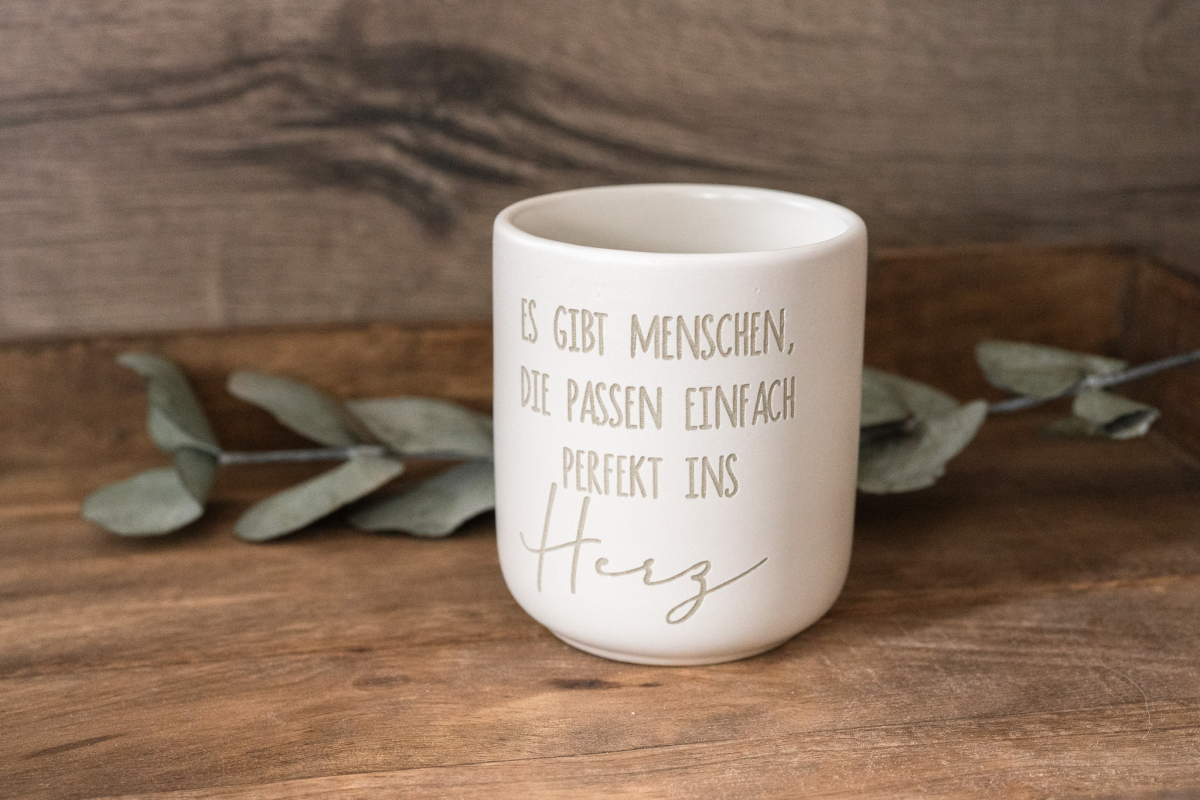 Keramikbecher mit Gravur „Es gibt Menschen die passen einfach ins Herz“ auf matter Oberfläche, minimalistisches Design, 280 ml